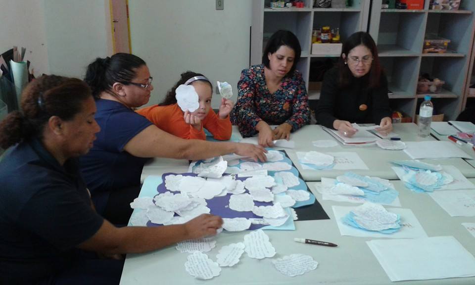 Comissão Mista da EMEB Francisco Beltrán priorizando sonhos. No centro, a aluna Gabrielly, com a mãe Giulene à esquerda.
